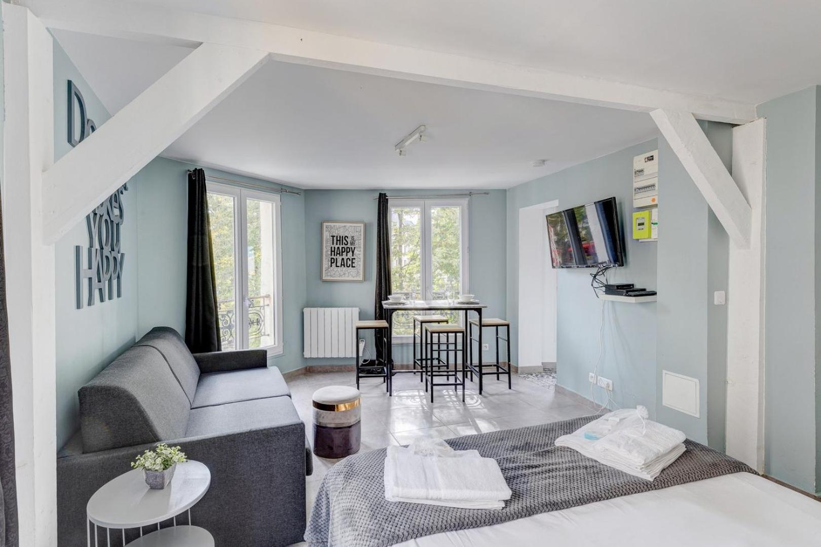 146 Philippe, Large Studio, Center