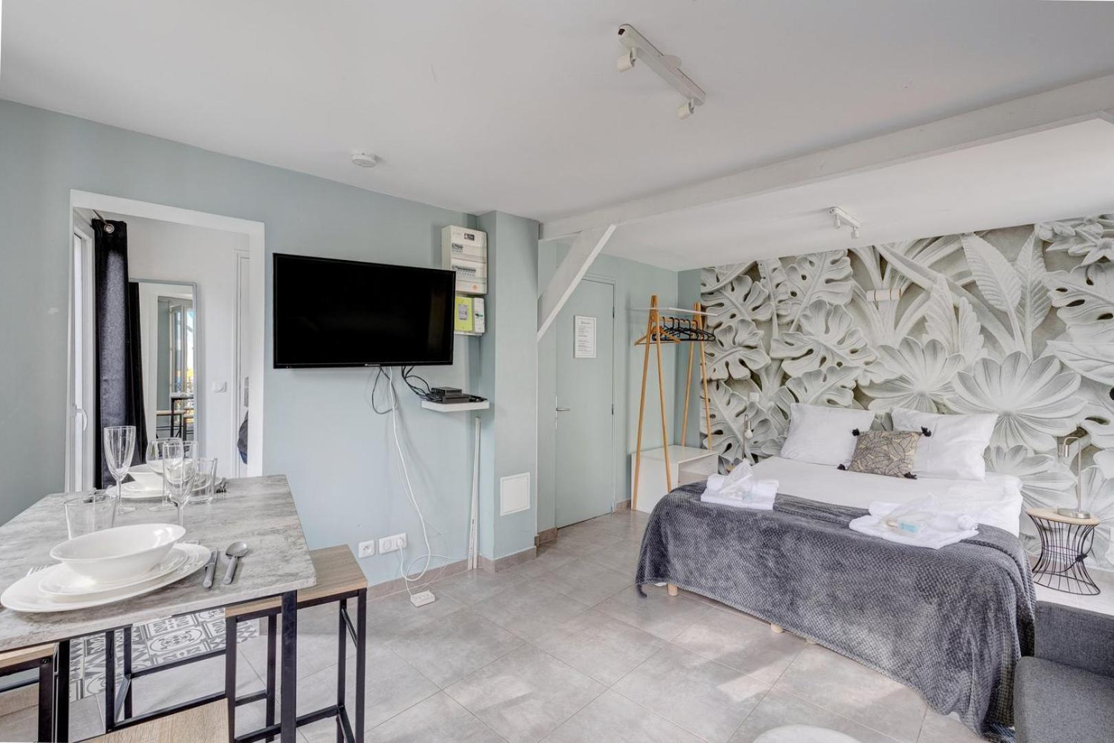 146 Philippe, Large Studio, Center * Parigi