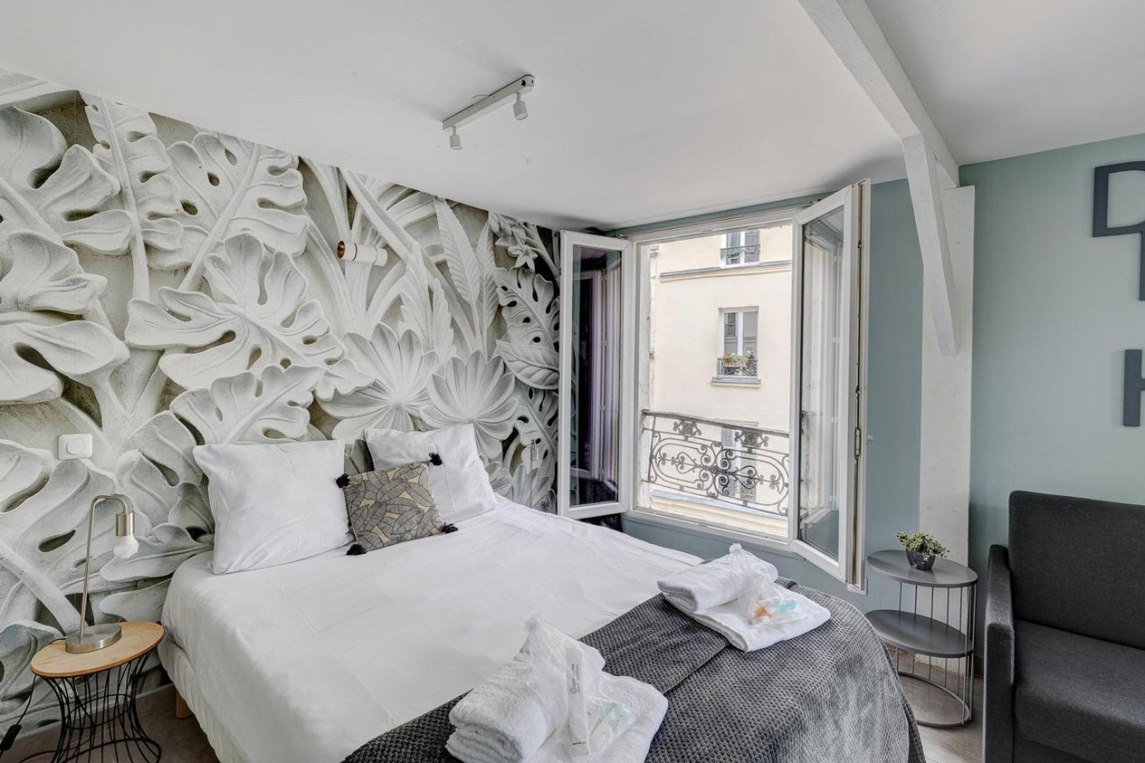 146 Philippe, Large Studio, Center *