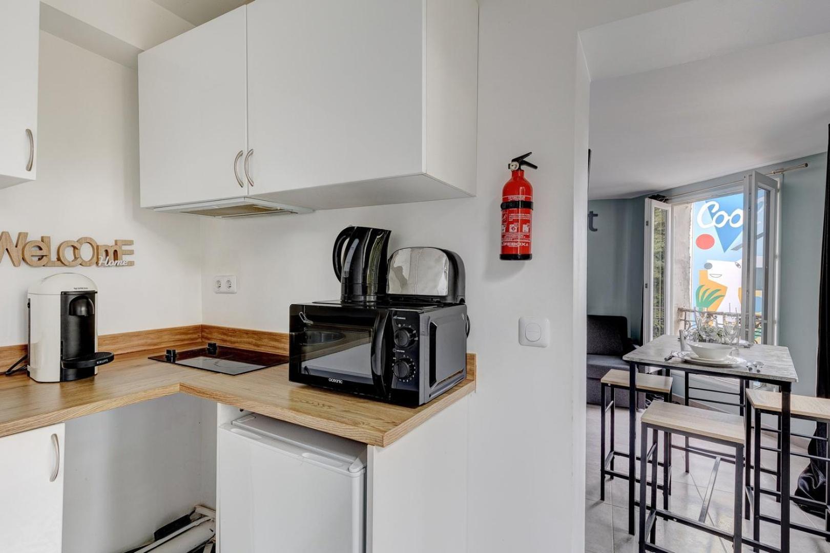 146 Philippe, Large Studio, Center *